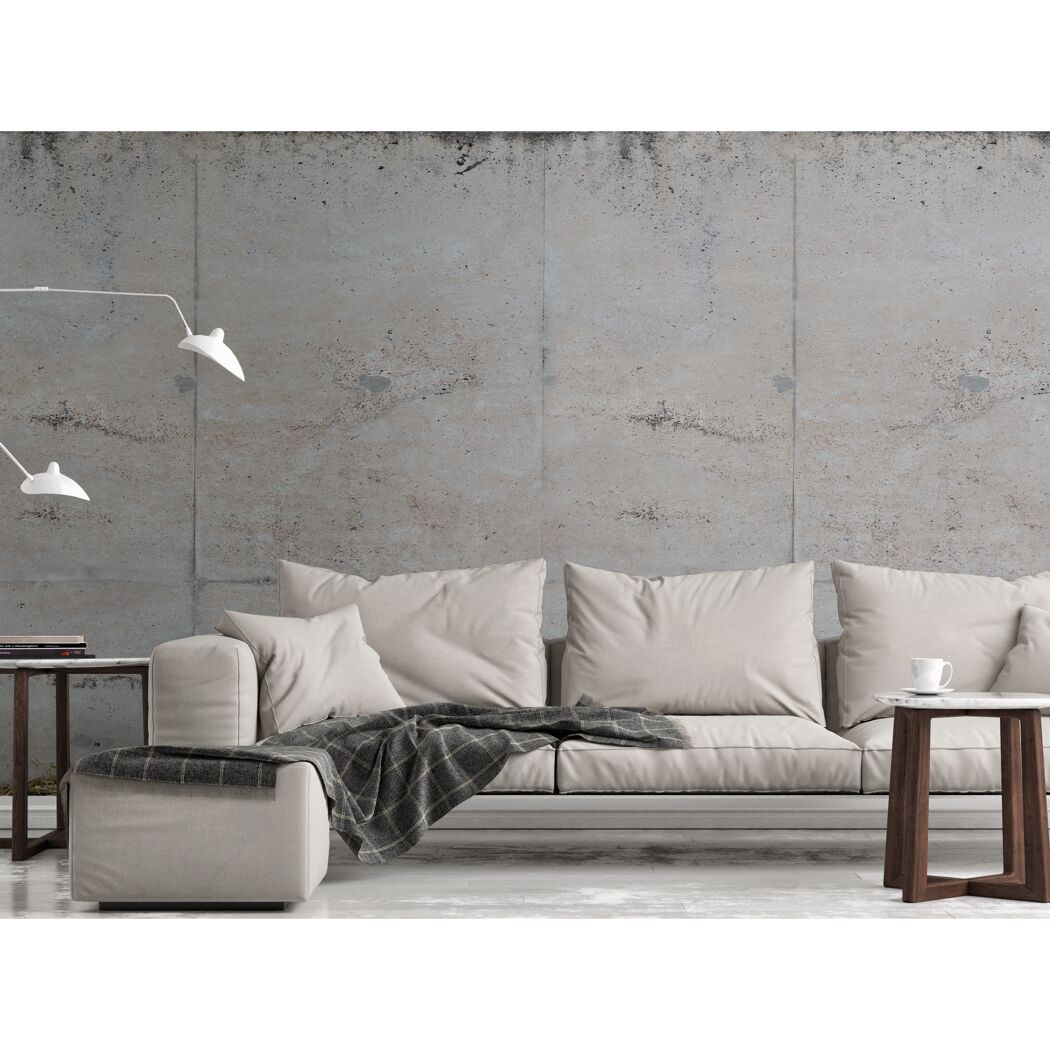 Helles Sofa vor Betonwand