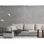 Helles Sofa vor Betonwand