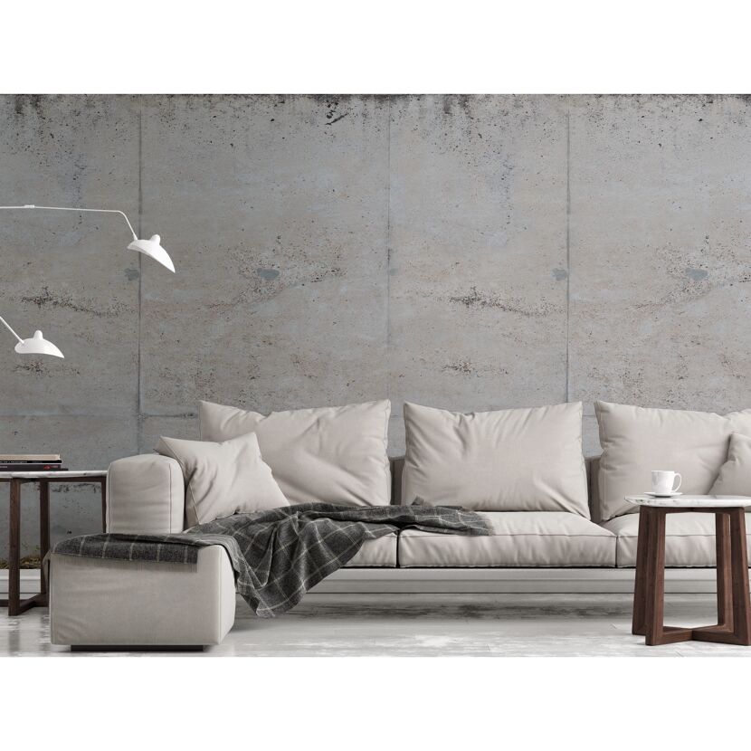 Helles Sofa vor Betonwand