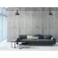 Sofa vor Betonwand