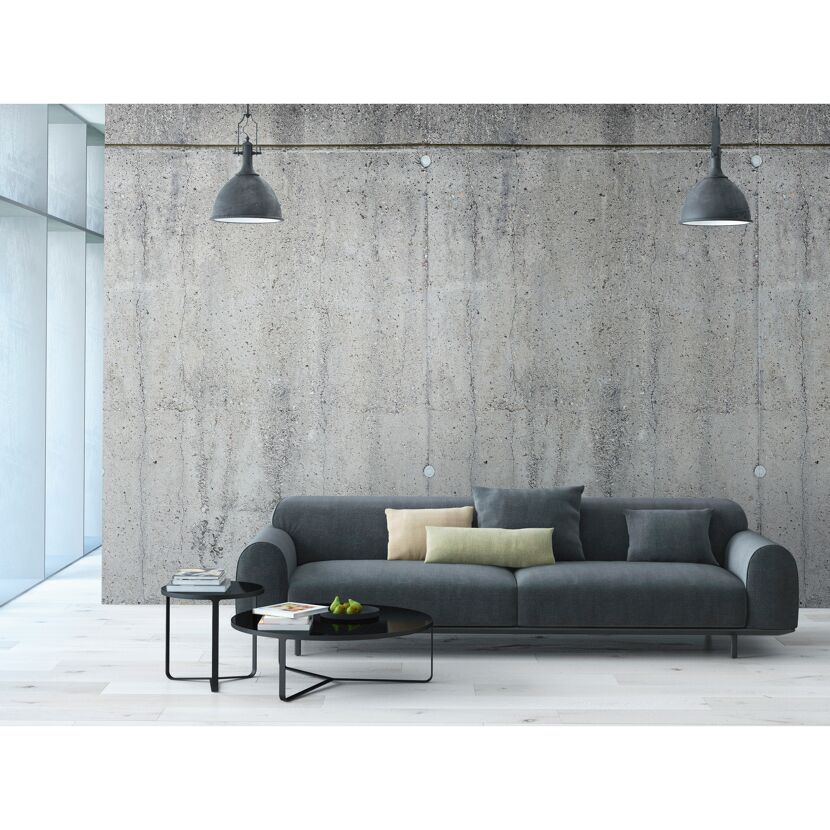 Sofa vor Betonwand