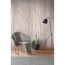 Stuhl und Stehlampe vor Betonwand