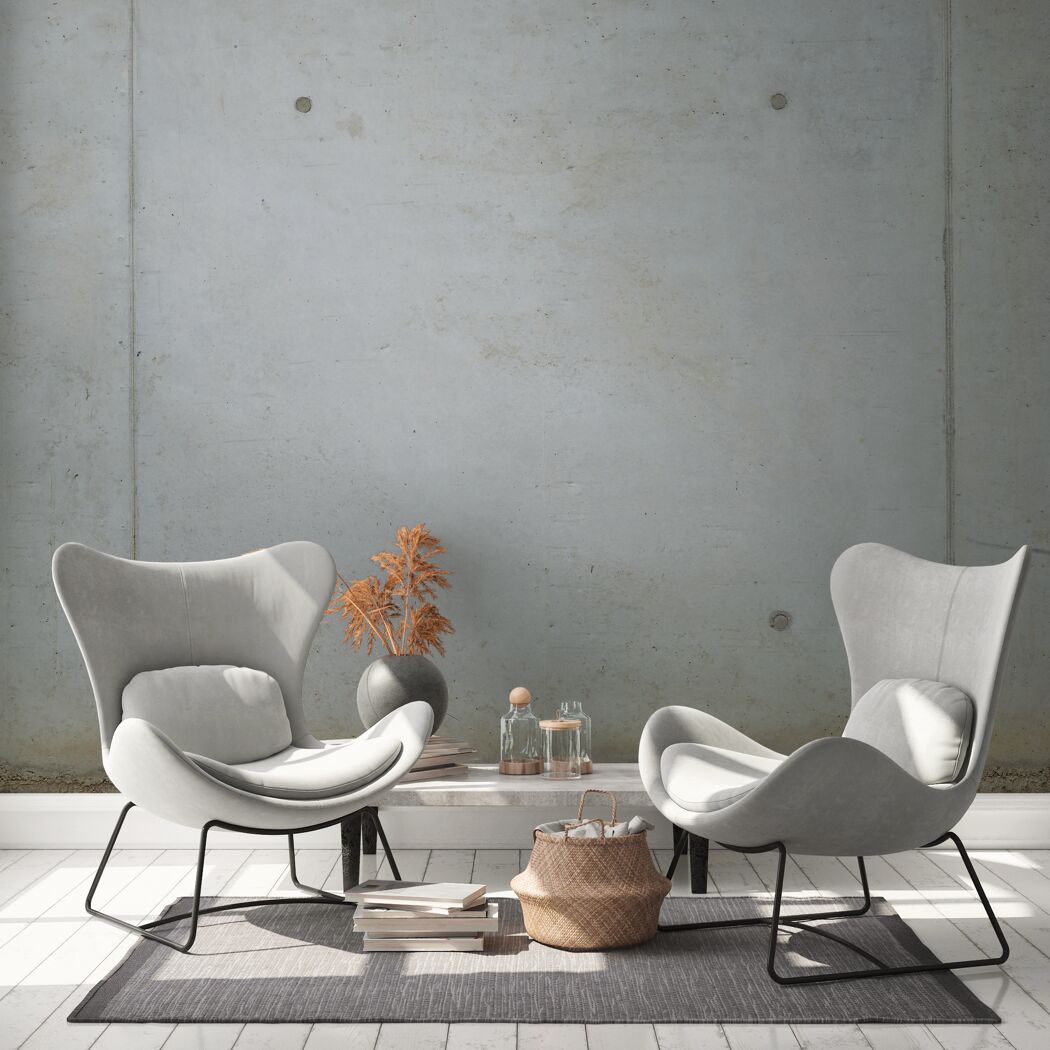 Zwei Sessel in einem modernen Wohnzimmer