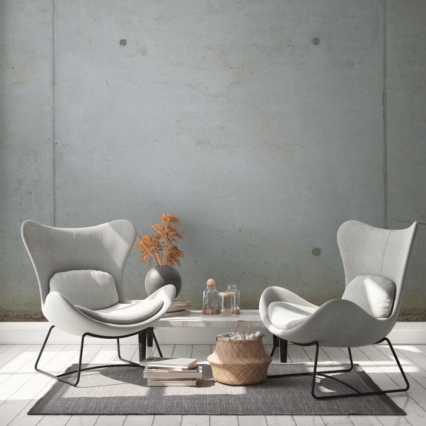 Zwei Sessel in einem modernen Wohnzimmer