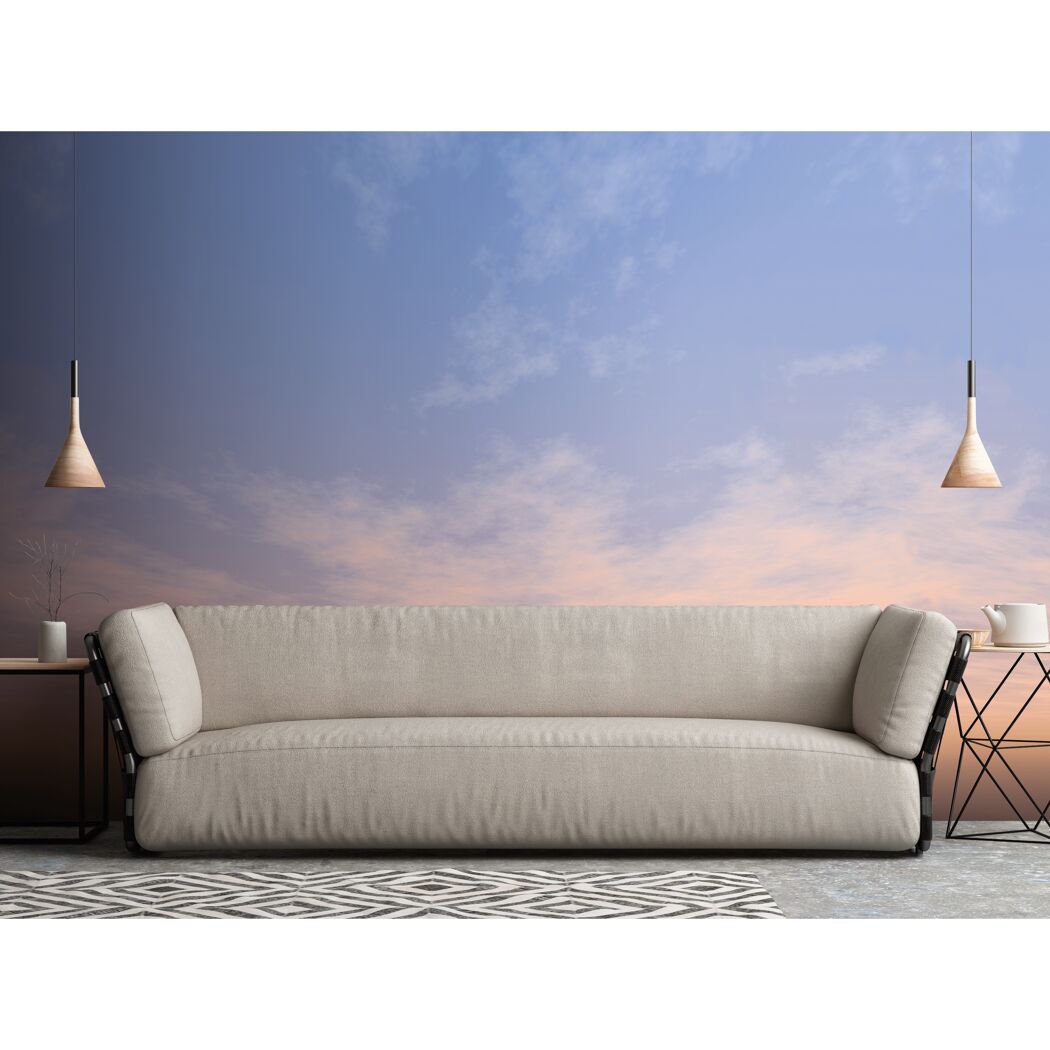 Sofa vor einer Fototapete mit Dämmerungshimmel