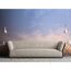Sofa vor einer Fototapete mit Dämmerungshimmel