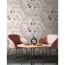Gedeckter Tisch vor geometrisch gemusterter Wand