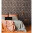 Bett vor strukturierter Wand