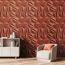 Sessel und Regal vor gemusterter Wand