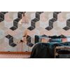 Schlafzimmer mit geometrischer Tapete