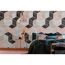 Schlafzimmer mit geometrischer Tapete