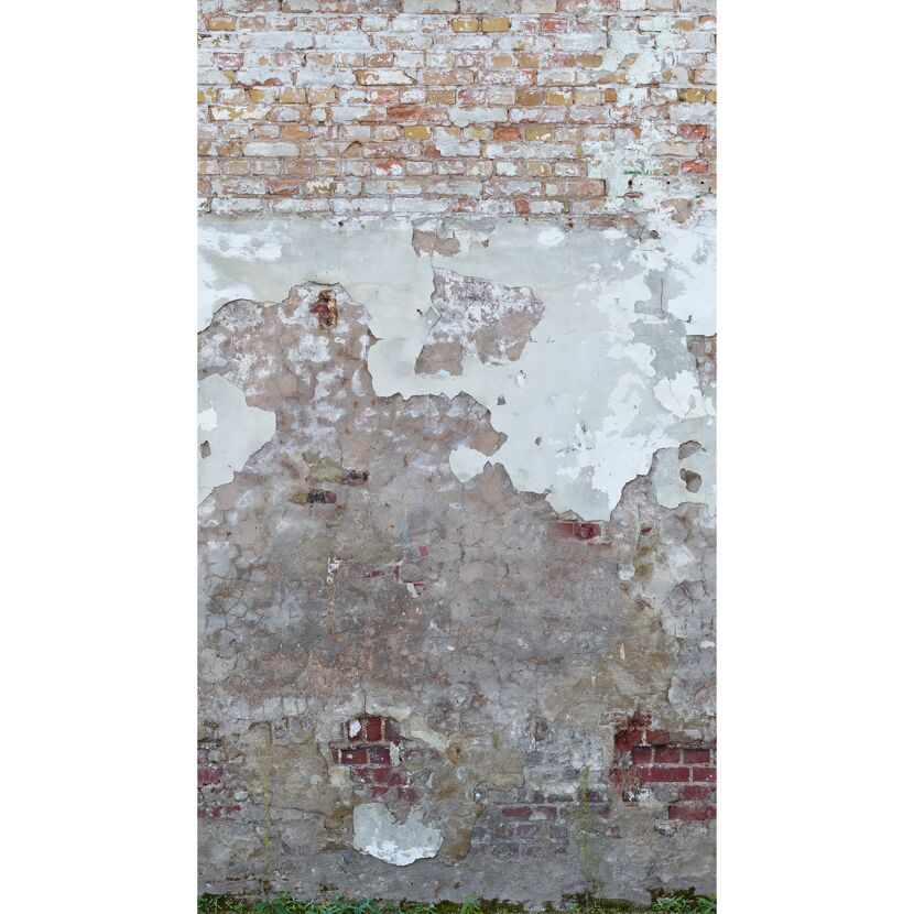 Abblätternder Putz auf Backsteinmauer