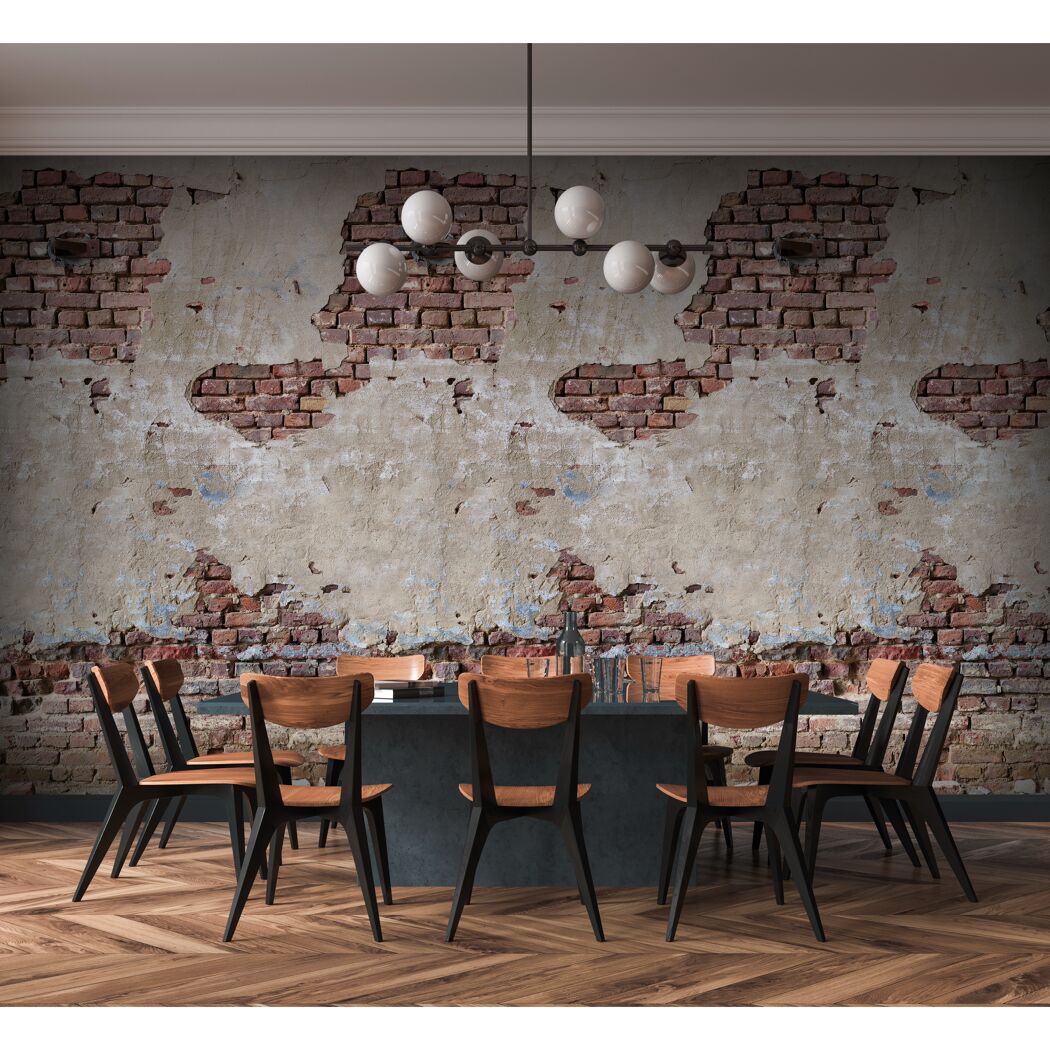 Esstisch vor Backsteinwand