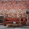 Ledersofa vor Backsteinwand