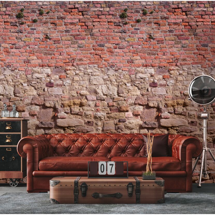 Ledersofa vor Backsteinwand