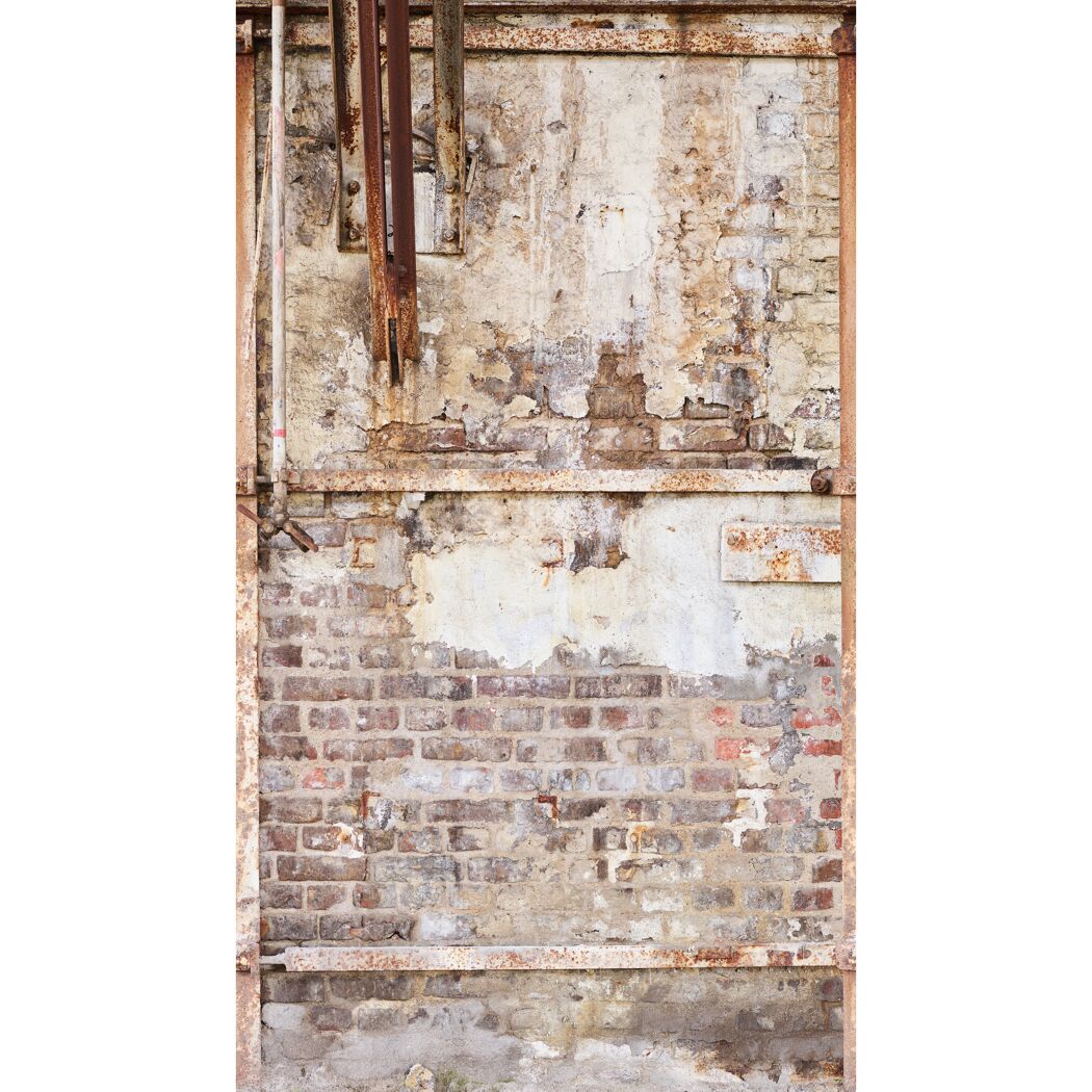 Verwitterte Backsteinwand mit rostigen Trägern