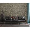 Ledercouch an Steinwand
