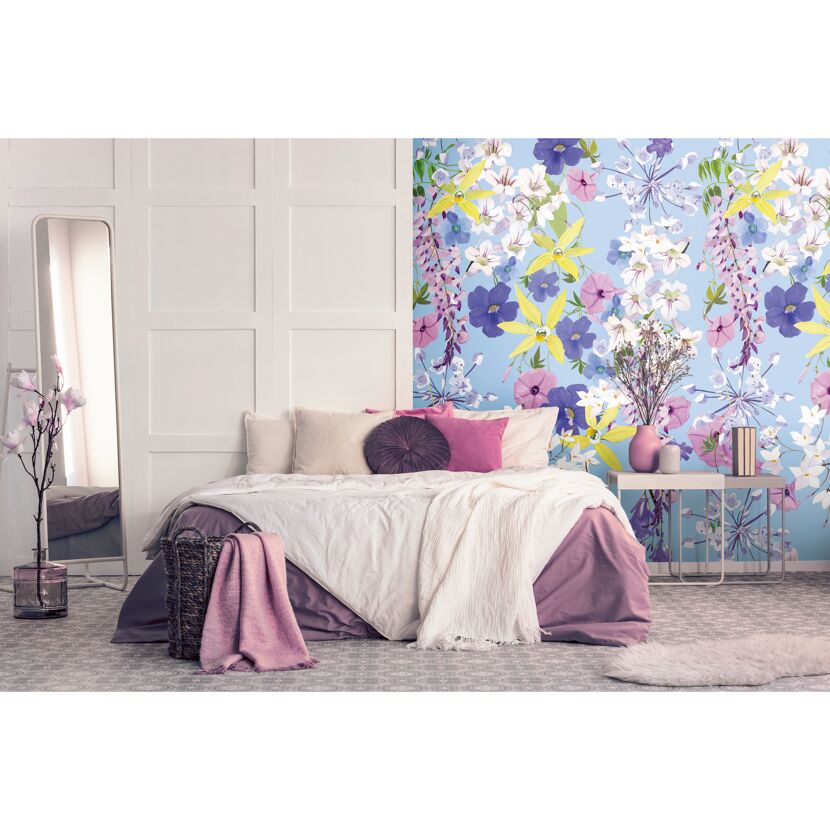 Schlafzimmer mit Fototapete mit buntem Blumenmuster
