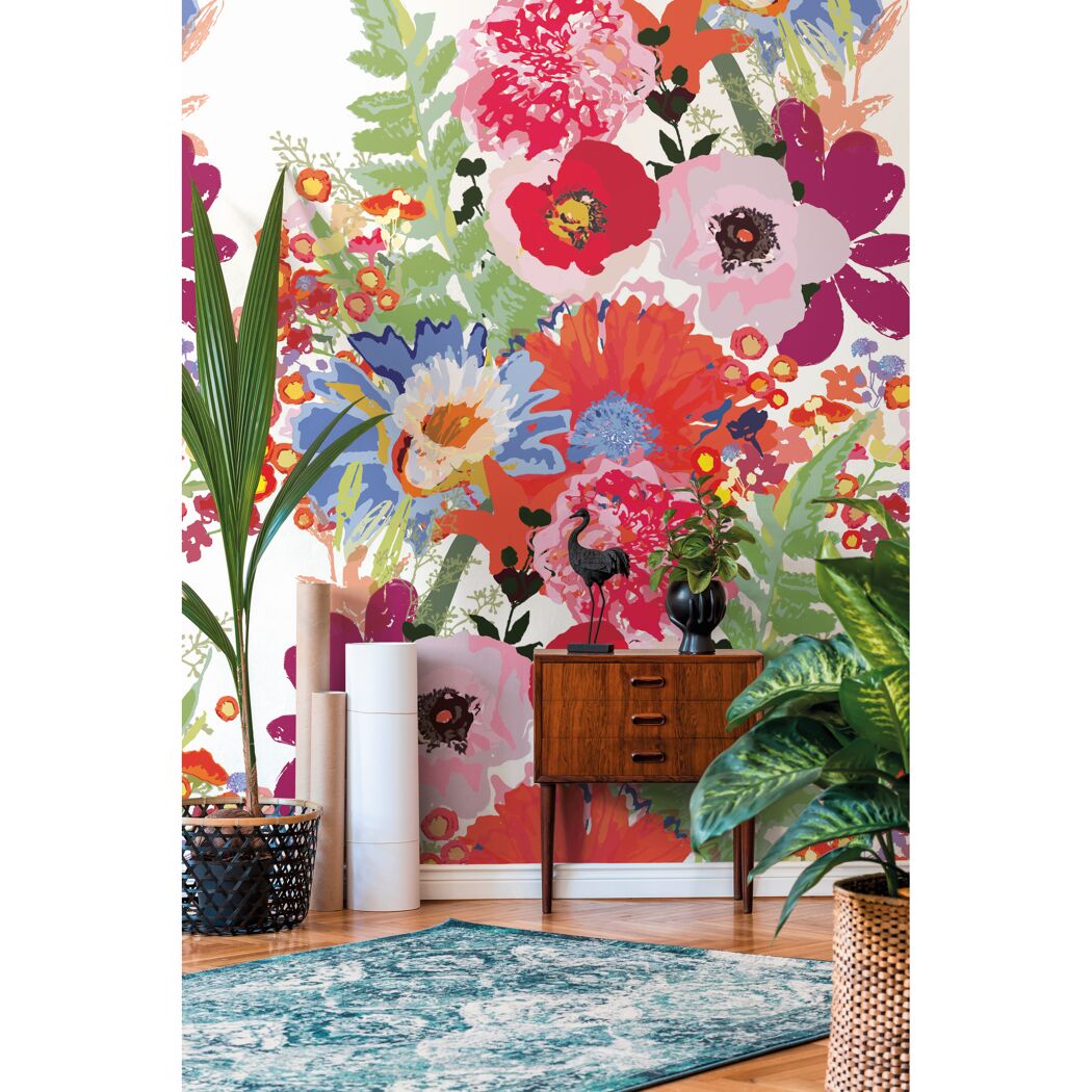 Zimmerecke mit buntem Blumentapeten