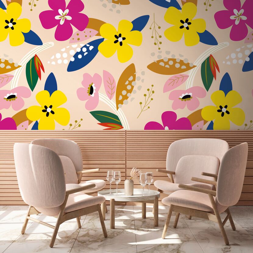 Blumenmustertapete in einem modernen Zimmer