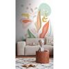 Sofa vor gemusterter Wand