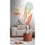Sofa vor gemusterter Wand