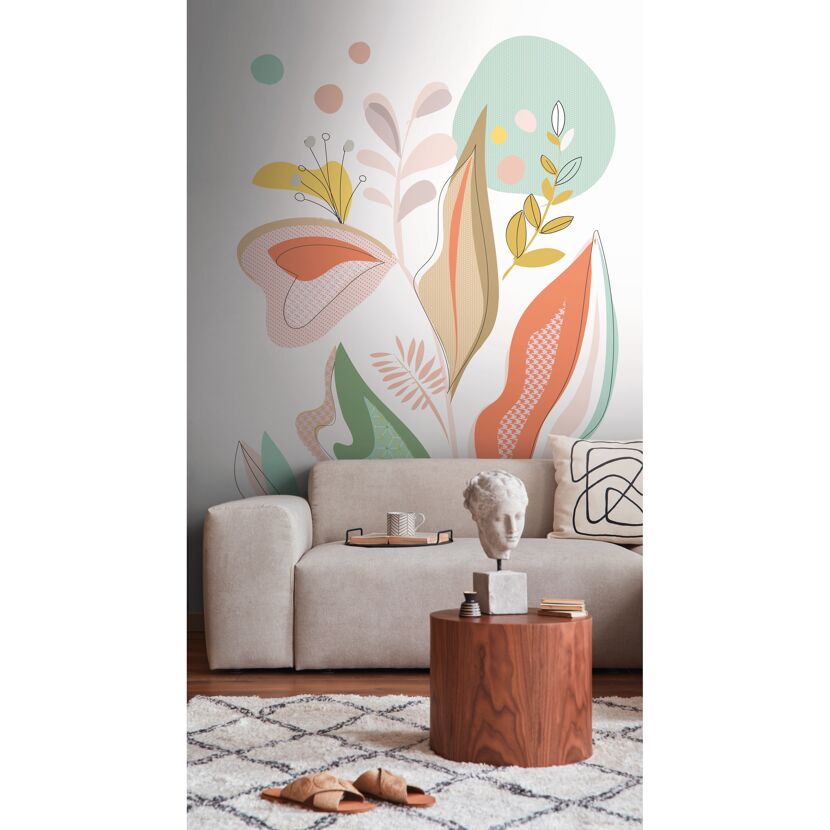 Sofa vor gemusterter Wand