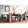 Esszimmer mit gedecktem Tisch und Blumentapete