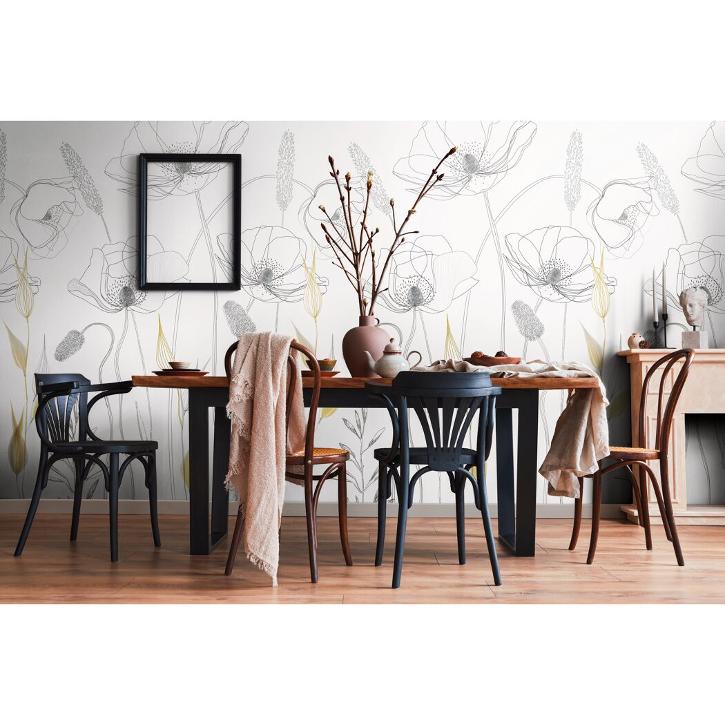 Esszimmer mit gedecktem Tisch und Blumentapete