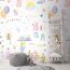 Kinderzimmer mit Tapete mit Tieren, Ballons und Geschenken
