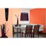 Esszimmer mit orangener Wand und Deko-Maske