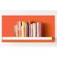Kochbücher auf einem weißen Regal vor orangefarbener Wand