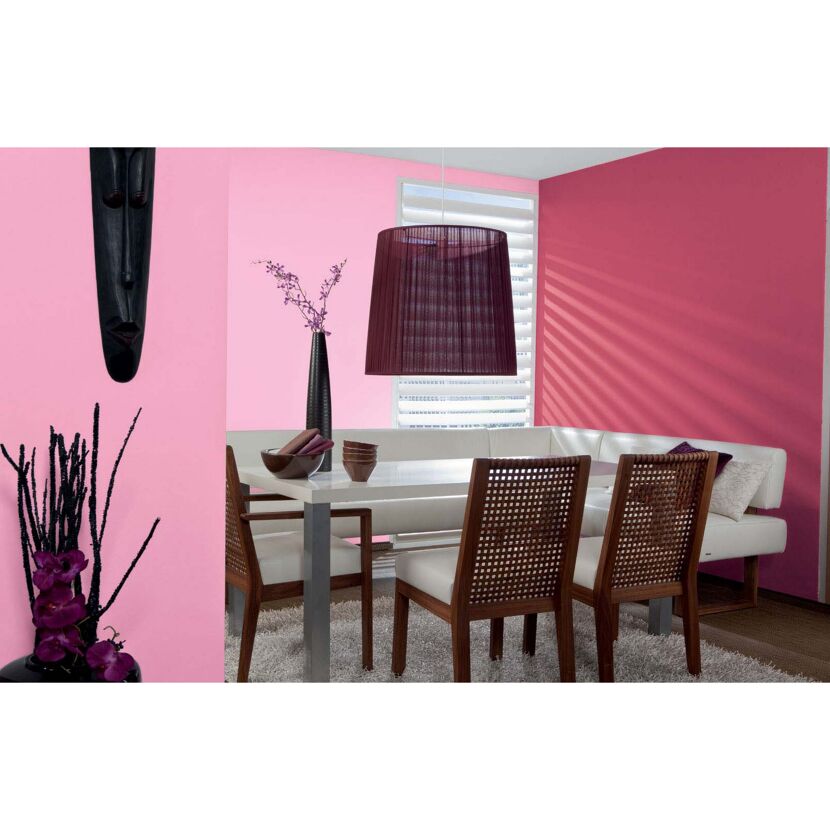 Esszimmer mit pinken Wänden
