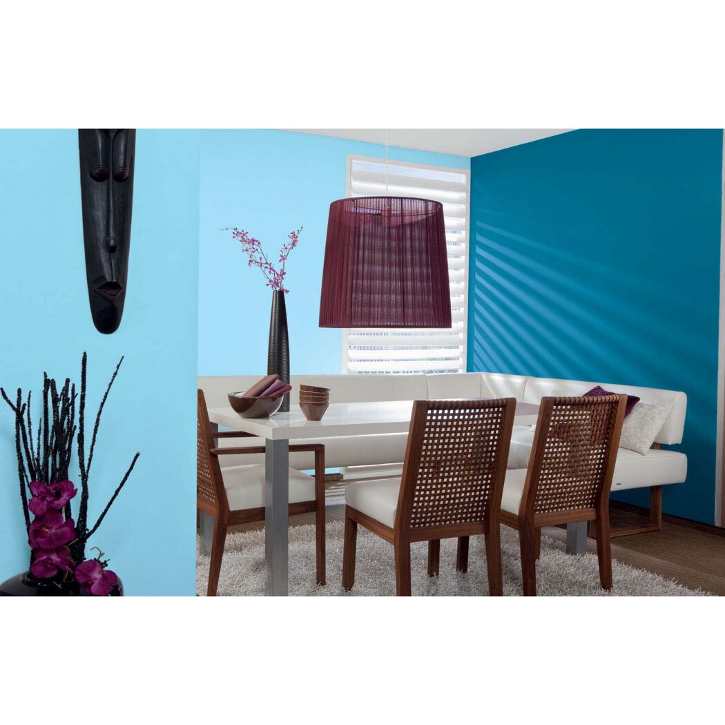Esszimmer mit blauer und türkiser Wand