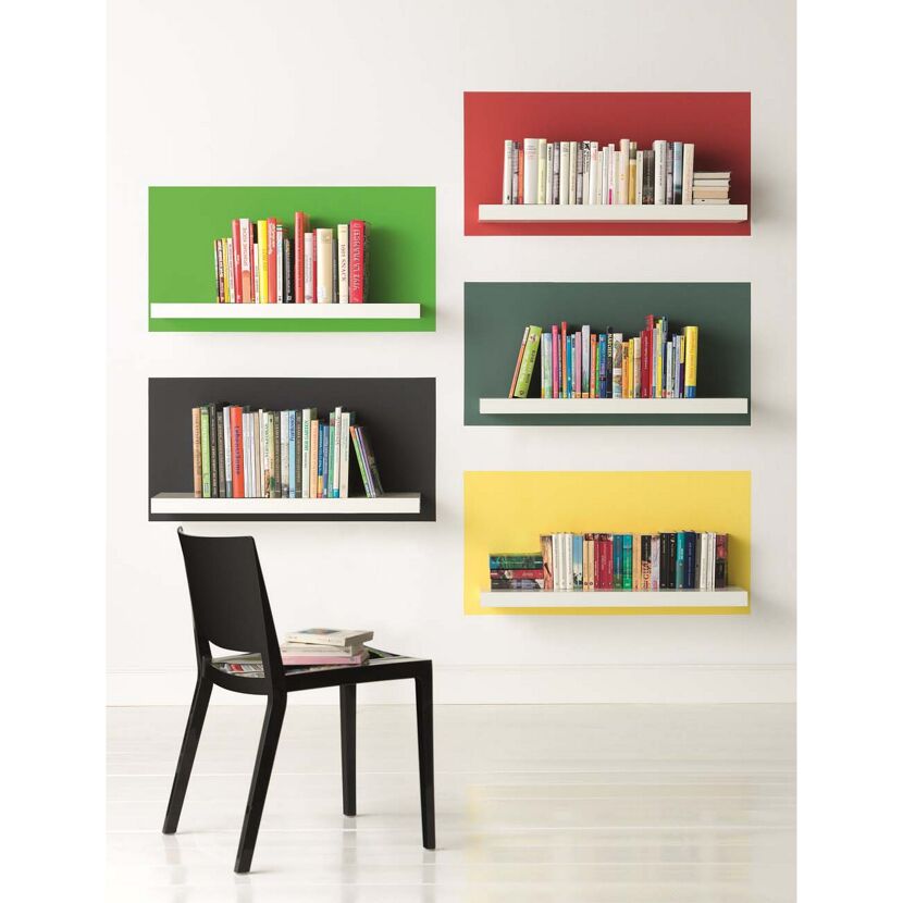 Bunte Bücherregale an weißer Wand