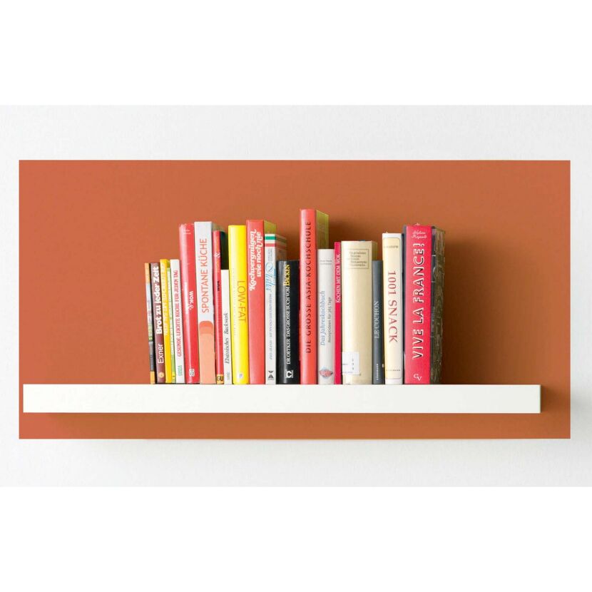 Kochbücher auf einem weißen Regal
