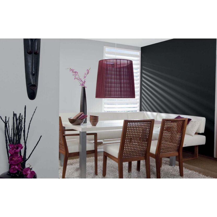 Esszimmer mit grauer Wand und dunkler Wand