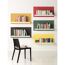 Bunte Bücherregale an weißer Wand