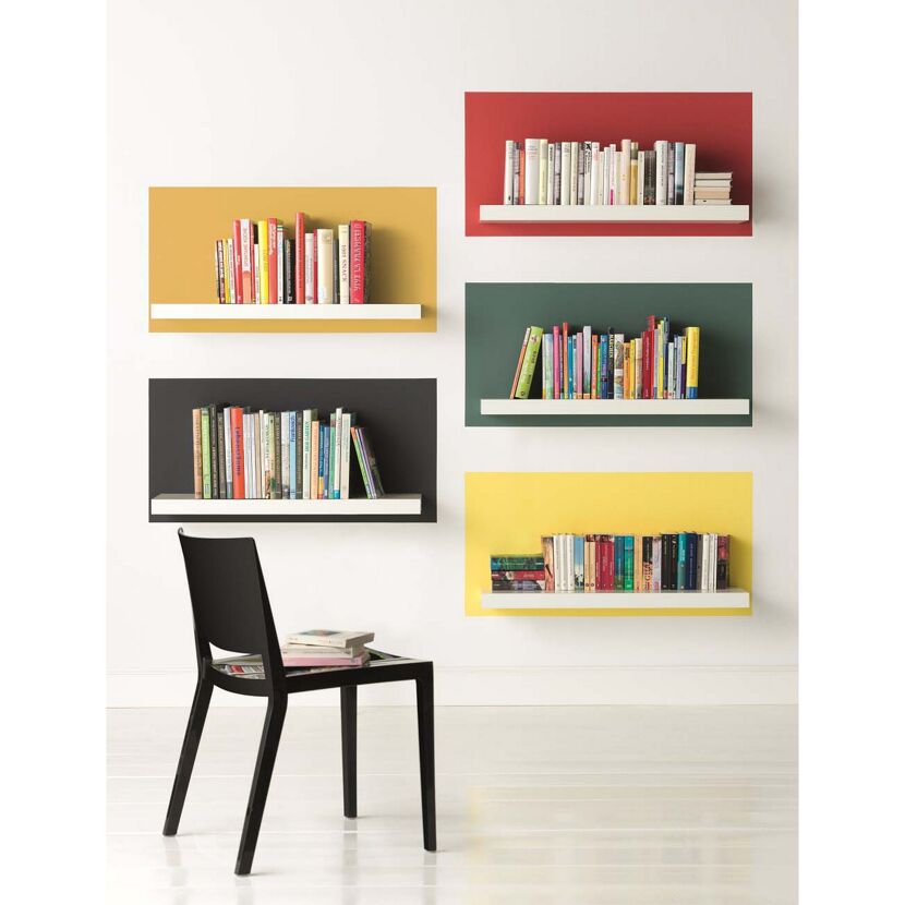 Bunte Bücherregale an weißer Wand
