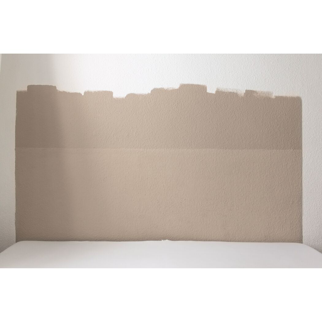 Teilweise gestrichene Wand in Coffee Cream