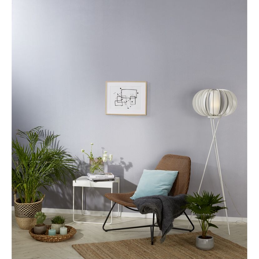 Einrichtungsidee mit einer weißen Stehlampe