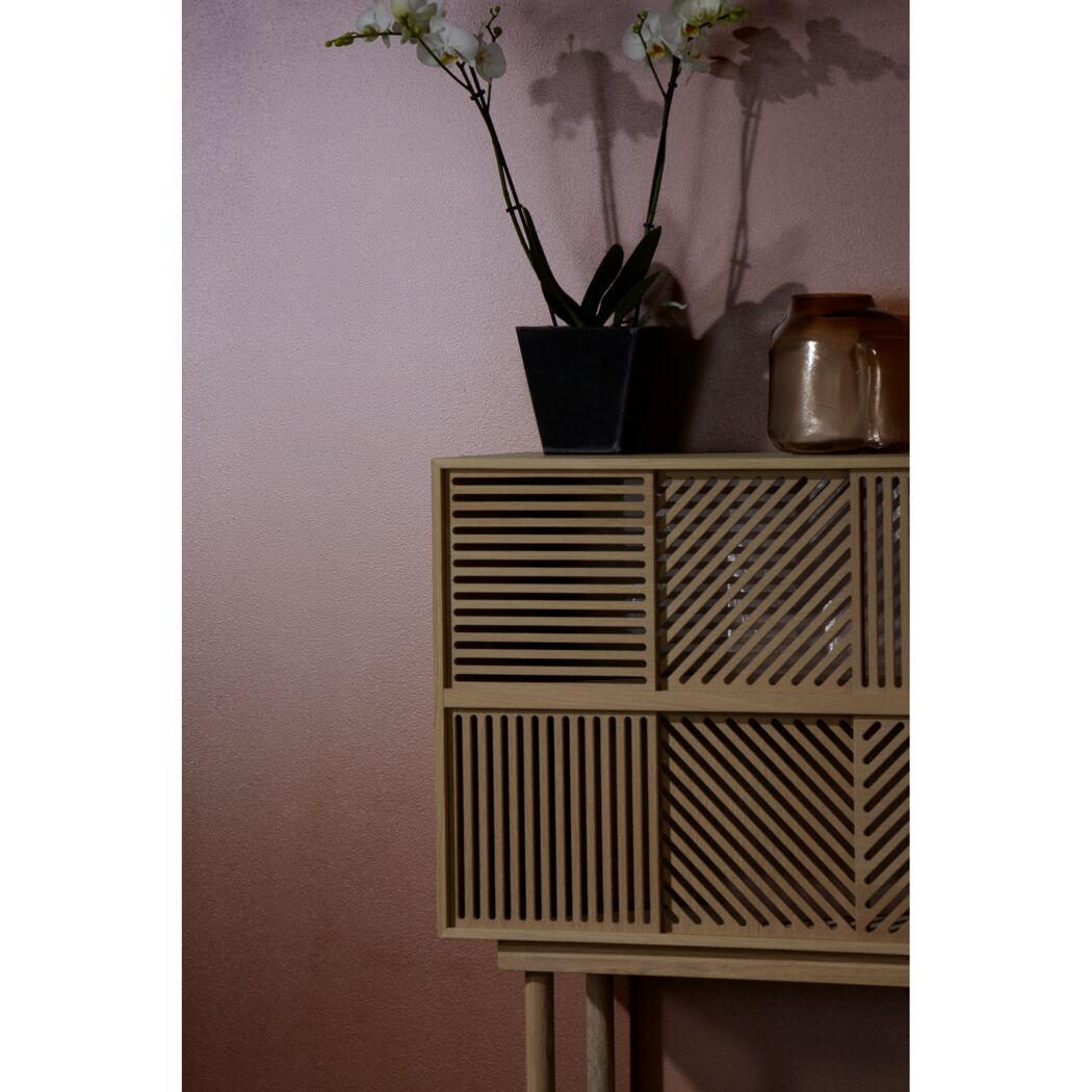 Sideboard mit Orchideen vor roséfarbener Wand