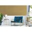 Wohnzimmer mit goldener Wand und blauem Sessel