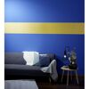 Blaue Wand mit goldfarbenem Streifen, Sofa und Beistelltisch