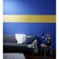 Blaue Wand mit goldfarbenem Streifen, Sofa und Beistelltisch