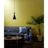 Wohnzimmer mit senfgelber Wand und schwarzer Hängelampe