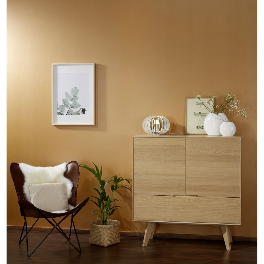 Wohnzimmer mit kupferfarbener Wand