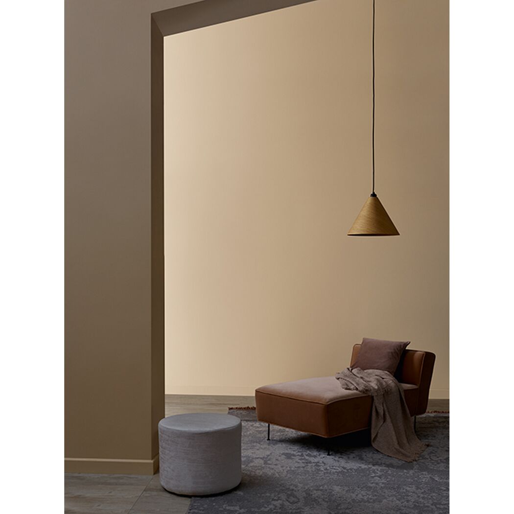 Gemütlicher Sessel mit braunem Überwurf und Lampe