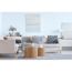 Modernes Wohnzimmer mit beiger Couch, Holztischen und hellblauer Wand