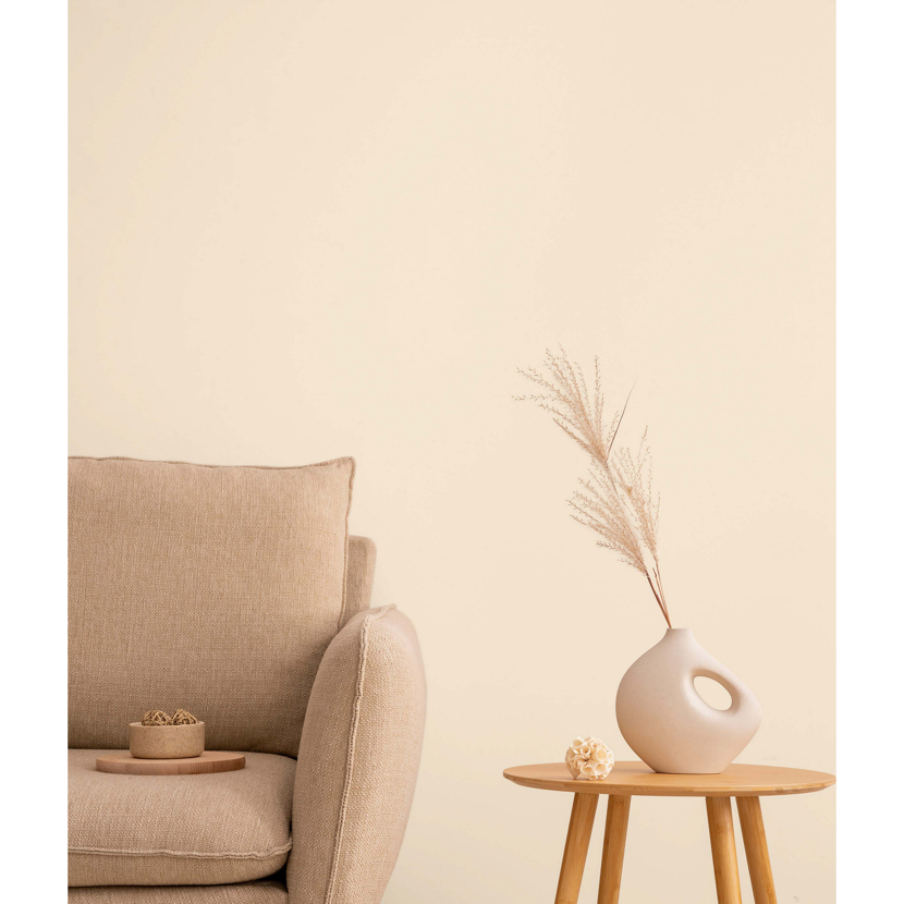 Beiger Sessel mit Dekoschale und Beistelltisch mit Vase